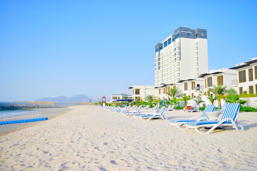Travel to Dubai - Top Hotels in Fujairah with Beach Access for a Relaxing Getaway - Photo: Mirage Bab Al Bahr Hotel