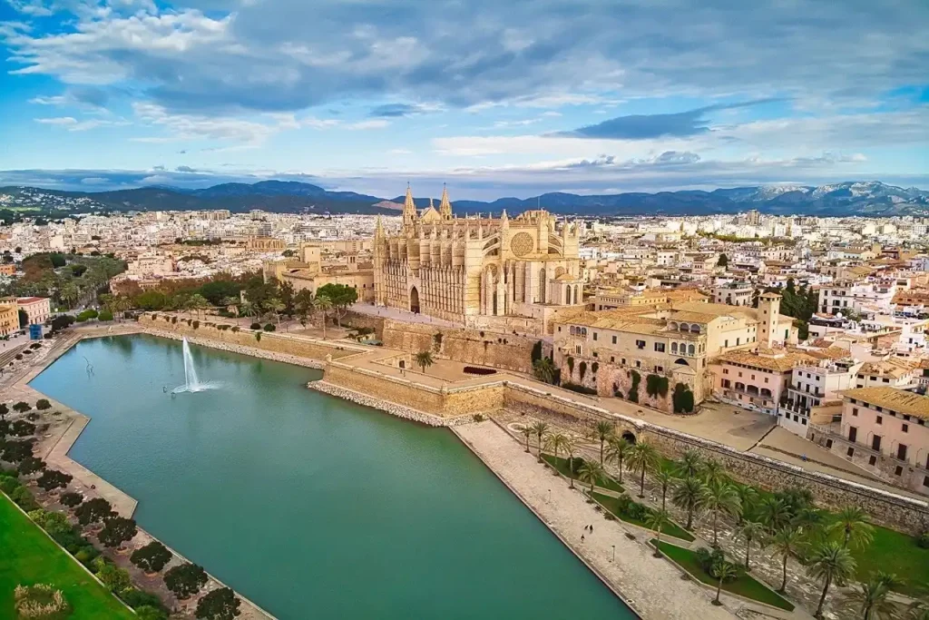 Travel to Dubai - Etihad Airways Summer Sale 2026 is LIVE: 50+ Destinations featuring upto 30% sale - How to book - Photo: palmademallorca