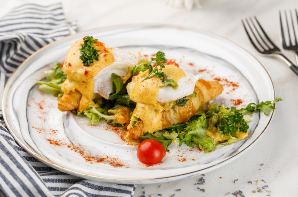Travel to Dubai - How Much Does It Cost to Eat Out in Dubai in 2026? - Photo: EGG BENE Sandwich served in a di