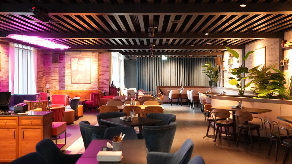 Hitchki Dubai Just Made a Comeback! Tune in for Premium Indian Dining, Filmy Entertainment & Endless Fun 3 Travel to Dubai - Hitchki Dubai Just Made a Comeback! Tune in for Premium Indian Dining, Filmy Entertainment & Endless Fun - Photo: HN 10